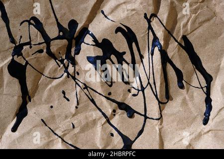 Abstrakter Hintergrund aus Bastelpapier. Lack verschmiert auf einem Papierhintergrund. Farbspritzer auf zerknittertes Papier in Nahaufnahme. Stockfoto