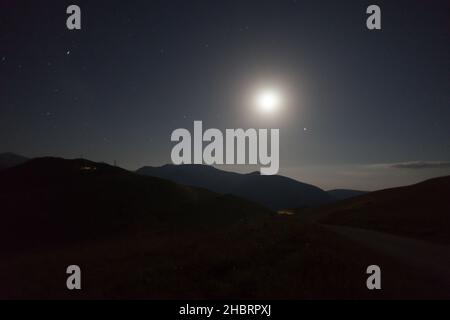 Nationalpark Monti Sibillini, Nachtlandschaft, Mond, Bolognola, Marken, Italien, Europa Stockfoto