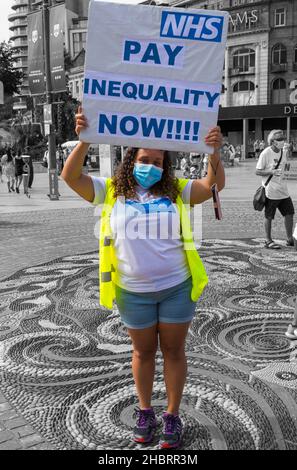 NHS Pay Inequality-Zeichen bei Protest gegen Dorset NHS-Mitarbeiter sagen „Nein“ zur Ungleichheit im öffentlichen Sektor in Bournemouth, Dorset, Großbritannien Stockfoto