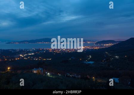 Panoramablick auf die Stadt Volos bei Nacht in Magnesia, Griechenland Stockfoto