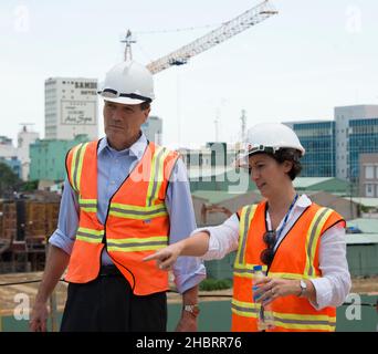 2010s Vietnam: USAID Vietnam Mission Director Michael Greene besucht die Umweltsanierungsstelle von Danang ca. 4. August 2016 Stockfoto