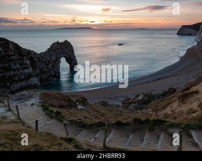 Sonnenuntergang über Durdle Door Dorset England an einem hellen Wintertag Stockfoto