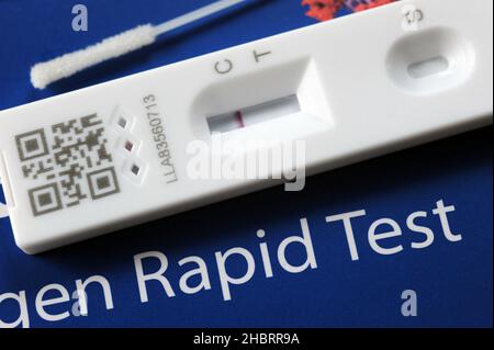 COVID-19 SCHNELLER LATERALER DURCHFLUSSTEST NACH CORONAVIRUS OMICRON PANDEMIEVORSORGE ZU HAUSE USW. GROSSBRITANNIEN Stockfoto