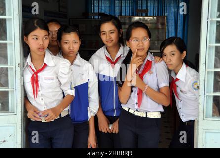 2010s Vietnam: Gruppe junger Schulmädchen in Uniformen in Kon TUM Voetma, ca. 19. April 2012 Stockfoto