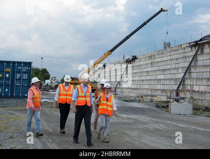 2010s Vietnam: USAID Vietnam Mission Director Michael Greene besucht die Umweltsanierungsstelle von Danang ca. 4. August 2016 Stockfoto