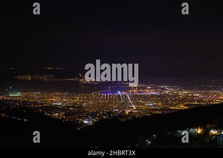 Panoramablick auf die Stadt Volos bei Nacht in Magnesia, Griechenland Stockfoto