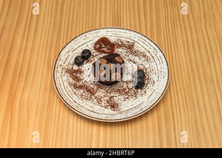 Ein Brownie, typisch für die Vereinigten Staaten. Es ist nach seiner dunkelbraunen Farbe benannt. Es ist manchmal mit einem dicken Schokoladensirup bedeckt und kann Chun enthalten Stockfoto