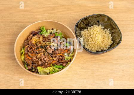 In einer mittelgroßen Schüssel die Birne, Sojasauce, den braunen Zucker, das Sesamöl, Knoblauch, Ingwer und Gochujang. Kombinieren Sie Sojasauce in einem Ziploc-Beutel mit einer Gallone Stockfoto