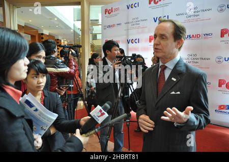 2010s Vietnam: USAID Mission Director Francis Donovan beim Provincial Competitiveness Index 2011 Start: Ca. 23. Februar 2012 Stockfoto