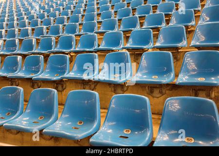 Spielfilm, leere Tribüne im Vonovia-Ruhrstadion, Fußball 1st Bundesliga, Spieltag 17th, VfL Bochum (BO) - Union Berlin (UB), am 18. Dezember 2021 in Bochum/Deutschland. #die DFL-Vorschriften verbieten die Verwendung von Fotos als Bildsequenzen und/oder quasi-Video # Â Stockfoto