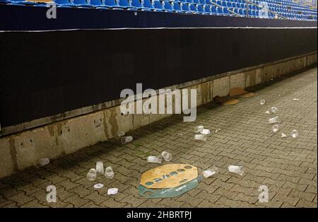 Feature, leere Bierkrüge liegen auf dem Boden im Vonovia-Ruhrstadion Soccer 1. Bundesliga, Spieltag 17th, VfL Bochum (BO) - Union Berlin (UB), am 18. Dezember 2021 in Bochum/Deutschland. #die DFL-Vorschriften verbieten die Verwendung von Fotos als Bildsequenzen und/oder quasi-Video # Â Stockfoto