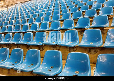 Spielfilm, leere Tribüne im Vonovia-Ruhrstadion, Fußball 1st Bundesliga, Spieltag 17th, VfL Bochum (BO) - Union Berlin (UB), am 18. Dezember 2021 in Bochum/Deutschland. #die DFL-Vorschriften verbieten die Verwendung von Fotos als Bildsequenzen und/oder quasi-Video # Â Stockfoto