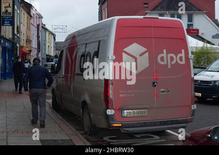 Macroom, Co. Cork, Irland, Dienstag, 21. Dezember 2021; in Macroom war der Weihnachtseinkauf voll im Gange, da die Käufer ihre Last-Minute-Geschenke und -Schnäppchen sowie die wichtigsten Dinge, die sie im Haus haben, erhalten haben. Kuriere wie DPD haben aufgrund der Pandemie, bei der viele Menschen sich zum Online-Shopping anstatt zum Ausgehen wenden, hohe Reizzuchten bei den Hauslieferungen gemeldet, um die Ausbreitung von Covid 19 Credit ED/Alamy Live News zu kontrollieren Stockfoto