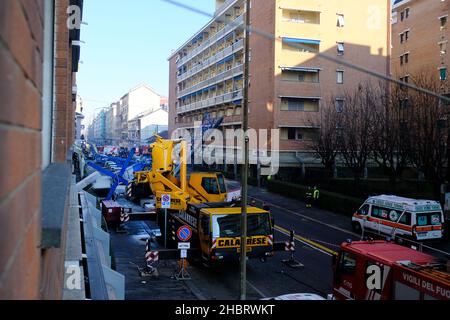 Turin, Italien. 18th Dez 2021. Am 18. Dezember 2021 fällt ein Kran auf ein Gebäude. Zwei tote Arbeiter in Turin, Italien. (Foto: Bruno Brizzi/Pacific Press/Sipa USA) Quelle: SIPA USA/Alamy Live News Stockfoto