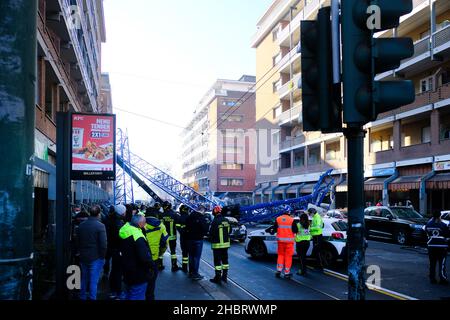 Turin, Italien. 18th Dez 2021. Am 18. Dezember 2021 fällt ein Kran auf ein Gebäude. Zwei tote Arbeiter in Turin, Italien. (Foto: Bruno Brizzi/Pacific Press/Sipa USA) Quelle: SIPA USA/Alamy Live News Stockfoto