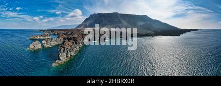 Luftpanorama der Nordwestküste von El Hierro (Kanarische Inseln) bei Arco de la Tosca Stockfoto