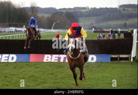 Foto vom 27-12-2016 von Native River und Richard Johnson vor dem Gewinn des Coral Welsh Grand National Handicap. Der hochkarätige Native River leitet am Sonntag 30 Pferde, die für den Coral Welsh National in Chepstow bestätigt wurden. Ausgabedatum: Dienstag, 21. Dezember 2021. Stockfoto