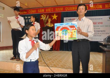 2010s Vietnam: Studenten in Kon TUM schaffen Kunstwerke über die Bedeutung der Augenpflege Ca. 19. April 2012 Stockfoto