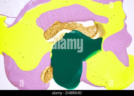 Mischung aus Acryl-Glanzfarben mit gelbgoldfarbenem Glitter. Marmorimitat Hintergrund. Stockfoto