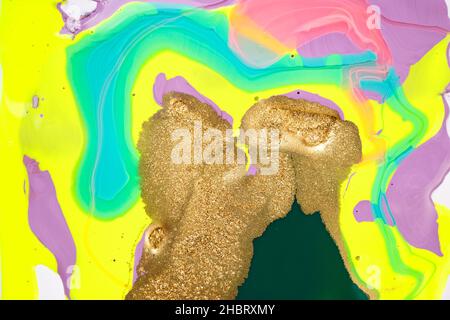 Mischung aus Acryl-Glanzfarben mit gelbgoldfarbenem Glitter. Marmorimitat Hintergrund. Stockfoto