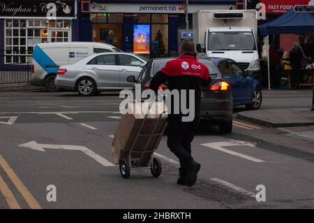 Macroom, Co. Cork, Irland, Dienstag, 21. Dezember 2021; in Macroom war der Weihnachtseinkauf voll im Gange, da die Käufer ihre Last-Minute-Geschenke und -Schnäppchen sowie die wichtigsten Dinge, die sie im Haus haben, erhalten haben. Kuriere wie DPD haben aufgrund der Pandemie, bei der viele Menschen sich zum Online-Shopping anstatt zum Ausgehen wenden, hohe Reizzuchten bei den Hauslieferungen gemeldet, um die Ausbreitung von Covid 19 Credit ED/Alamy Live News zu kontrollieren Stockfoto