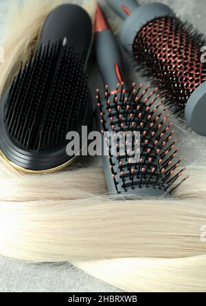 Eine Sperre von blonden weiblichen Haaren mit Haarbürsten Stockfoto