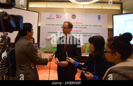 2010s Vietnam: USAID Vietnam Mission Director Joakim Parker spricht mit Reportern Ca. 21. Januar 2015 Stockfoto