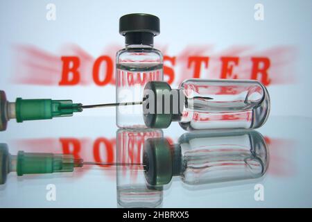 Themenbild, Symbolfoto: STIKO empfiehlt nach drei Monaten eine Auffrischimpfung gegenüber der Omikron-Variante. Corona-Impfstoff. Einwegspritze mit Impfstoff zur Injektion mit einer Nadel. Stockfoto