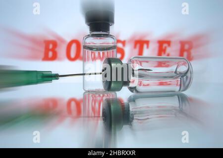 Themenbild, Symbolfoto: STIKO empfiehlt nach drei Monaten eine Auffrischimpfung gegenüber der Omikron-Variante. Corona-Impfstoff. Einwegspritze mit Impfstoff zur Injektion mit einer Nadel. Stockfoto