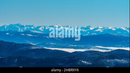 Herrliche Aussicht auf die hohe Tatra und den östlichsten Teil der Westlichen Tatra vom Lysa hora-Hügel im Winter Moravskoslezske Beskiden in Tschechien Stockfoto