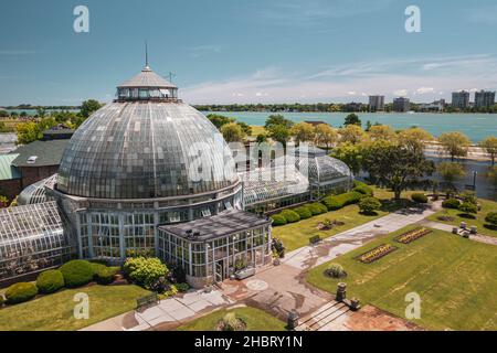 Eine niedrige Luftaufnahme des Belle Isle Anna Scripps Whitcomb Conservatory und des Detroit River, Detroit, Michigan Stockfoto