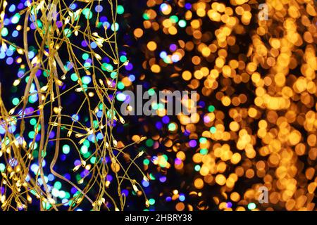 Festliche Lichter auf elektrischen Girlanden. Bunte Weihnachtsbeleuchtung, Neujahrsdekorationen in einem Geschäft Stockfoto