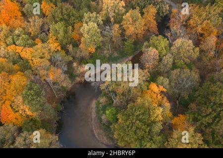 Der Clinton River schlängelt sich durch Herbstbäume im Südosten von Michigan, USA Stockfoto