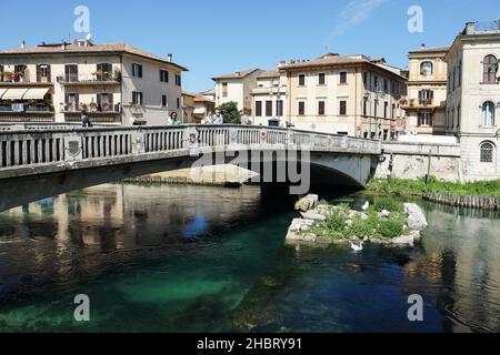 Blick auf die römische Brücke, den Velino, die Altstadt, Rieti, Latium, Italien, Europa Stockfoto