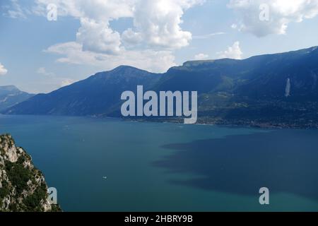 Blick von der Terrasse des Brivido, Gardasee, Tremosine, Lombardia, Italien, Europa Stockfoto