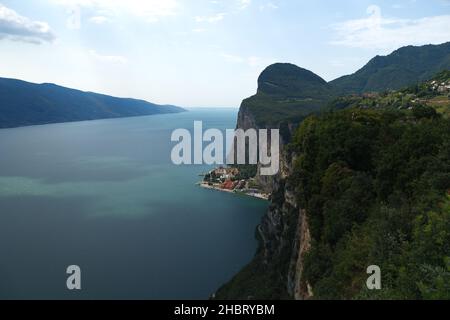 Blick von der Terrasse des Brivido, Gardasee, Tremosine, Lombardia, Italien, Europa Stockfoto