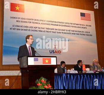 2010s Vietnam: USAID Mission Director Joakim Parker gibt einen Überblick über die neue Strategie. Ca. 14. Januar 2014 Stockfoto