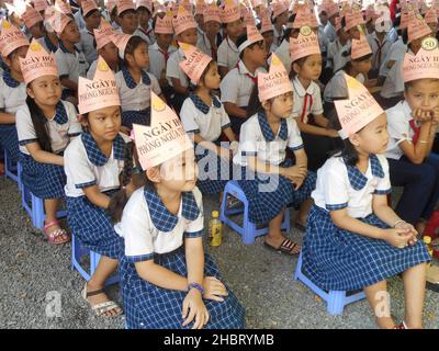 2010s Vietnam: USAID unterstützt Katastrophenrisikomanagement-Training für Schulkinder in Long an Ca. 19 Mai 2015 Stockfoto