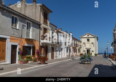 Corso Trento e Trieste Course, Altstadt, Kirche San Francesco, San Vito Chietino, Abruzzen, Italien, Europa Stockfoto