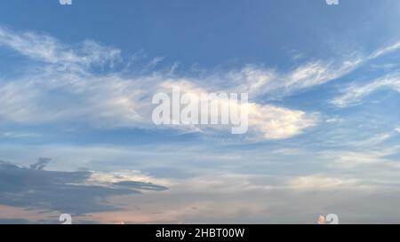 Muster von Wolken bilden sich in blauen Himmel schaffen einen abstrakten Hintergrund Stockfoto