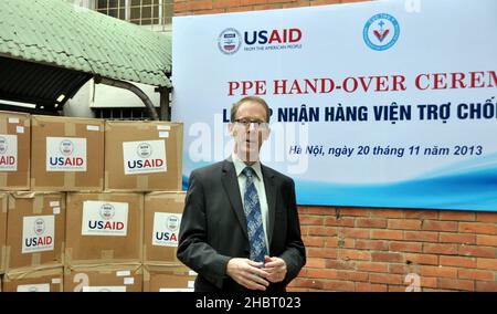 2010s Vietnam: USAID Mission Director Joakim Parker spricht bei der Übergabe der persönlichen Schutzausrüstung. Ca. 20. November 2013 Stockfoto