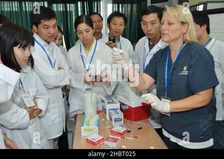 2010s Vietnam: USAID EPT Smithsonian Pathology Training to Detect Emerging Infectious Diseases Tierwelt und andere Tiere in Vietnam Workshop ca. 17. Oktober 2011 Stockfoto