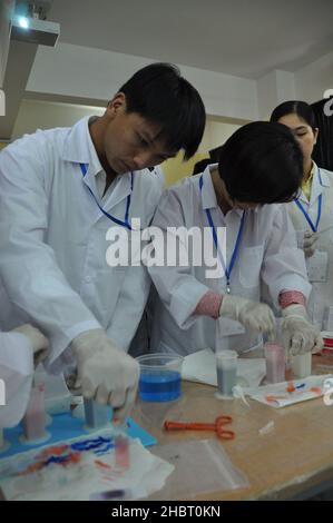 2010s Vietnam: USAID EPT Smithsonian Pathology Training to Detect Emerging Infectious Diseases Tierwelt und andere Tiere in Vietnam Workshop ca. 17. Oktober 2011 Stockfoto