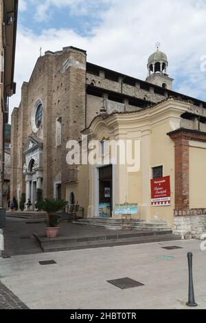 Zanardelli Seeufer, Blick auf die Kathedrale Santa Maria Annunziata, Gardasee, Salo', Lombardia, Italien, Europa Stockfoto