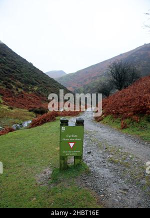 Schild für Radfahrer im Tal der Carding Mühle, Shropshire, England, Großbritannien. Stockfoto