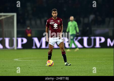 Turin, Italien. 19th Dez 2021. Koffi Djidji vom FC Turin in Aktion während des Spiels der Serie A 2021/22 zwischen dem FC Turin und dem FC Hellas Verona im Olimpico Grande Torino Stadium am 19. Dezember 2021 in Turin, Italien Photo ReporterTorino Credit: Independent Photo Agency/Alamy Live News Stockfoto