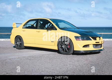 BARCELONA, SPANIEN-12. DEZEMBER 2021: 2005 Mitsubishi Lancer Evolution VIII GSR (Evo) geparkt am Meer Stockfoto