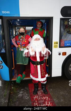 Ayr, Ayrshire, Schottland : Stagecoach Buses Santa kommt mit einem Stagecoach Bus in die Stadt zum Busbahnhof Ayr. Der offene Bus wurde als Grotte eingerichtet. Das Fahrzeug war nur für ein Wochenende in ein Winterwunderland verwandelt worden, wo der Weihnachtsmann und seine Elfen eine provisorische Grotte aufstellten und dabei £185 Spenden für die Kinderhilfe, Aoifes Sensory Bus, einbrachte. In der gesellschaftlich distanzierten freien Grotte im Ayr Stagecoach Depot erzählten die Kinder dem Weihnachtsmann, was sie zu Weihnachten wollen, bevor sie ein Geschenk erhielten. Stockfoto