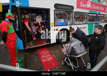 Ayr, Ayrshire, Schottland : Stagecoach Buses Santa kommt mit einem Stagecoach Bus in die Stadt zum Busbahnhof Ayr. Der offene Bus wurde als Grotte eingerichtet. Das Fahrzeug war nur für ein Wochenende in ein Winterwunderland verwandelt worden, wo der Weihnachtsmann und seine Elfen eine provisorische Grotte aufstellten und dabei £185 Spenden für die Kinderhilfe, Aoifes Sensory Bus, einbrachte. In der gesellschaftlich distanzierten freien Grotte im Ayr Stagecoach Depot erzählten die Kinder dem Weihnachtsmann, was sie zu Weihnachten wollen, bevor sie ein Geschenk erhielten. Stockfoto