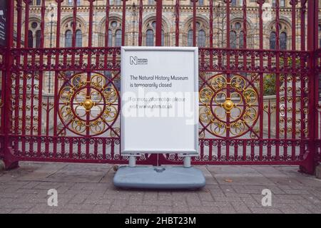 London, Großbritannien 21st. Dezember 2021. Das Naturhistorische Museum hat seine Türen aufgrund einer großen Anzahl von Covid-Infektionen unter Mitarbeitern vorübergehend geschlossen. Kredit: Vuk Valcic / Alamy Live Nachrichten Stockfoto